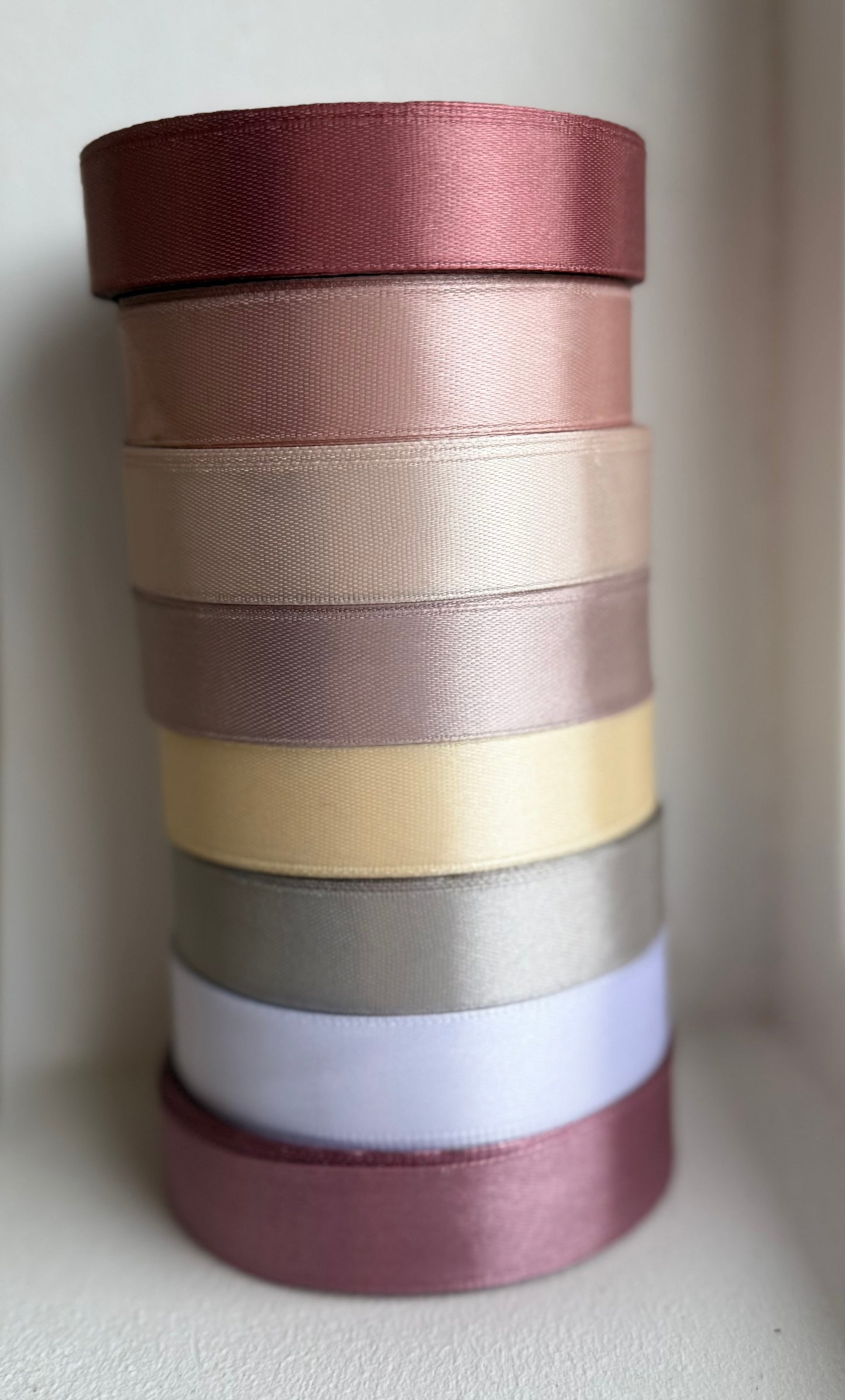 Navneskilte i satinbånd