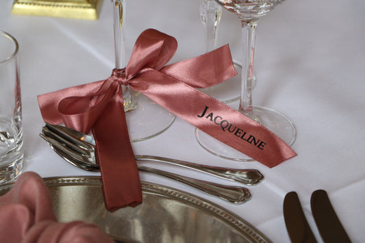 Navneskilte i satinbånd