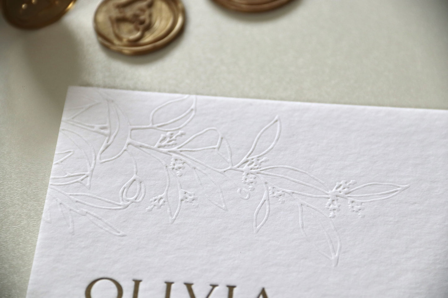 Prægning af blomsterpress invitation