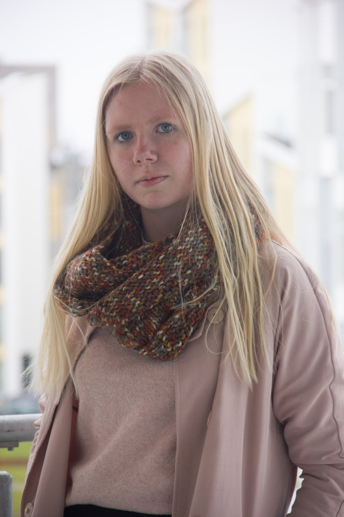 Brunmeleret strikket tørklæde til dame