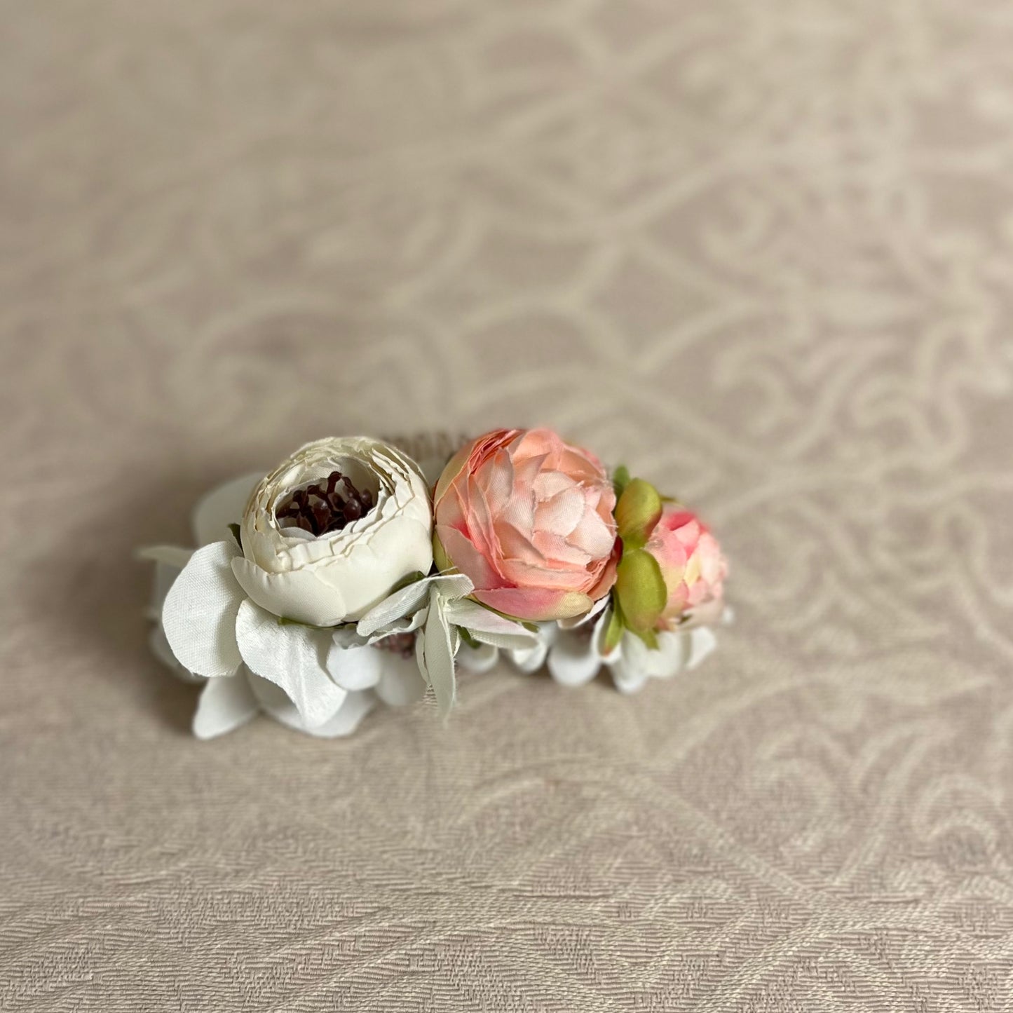 Hvid og lyserød blomsterkam