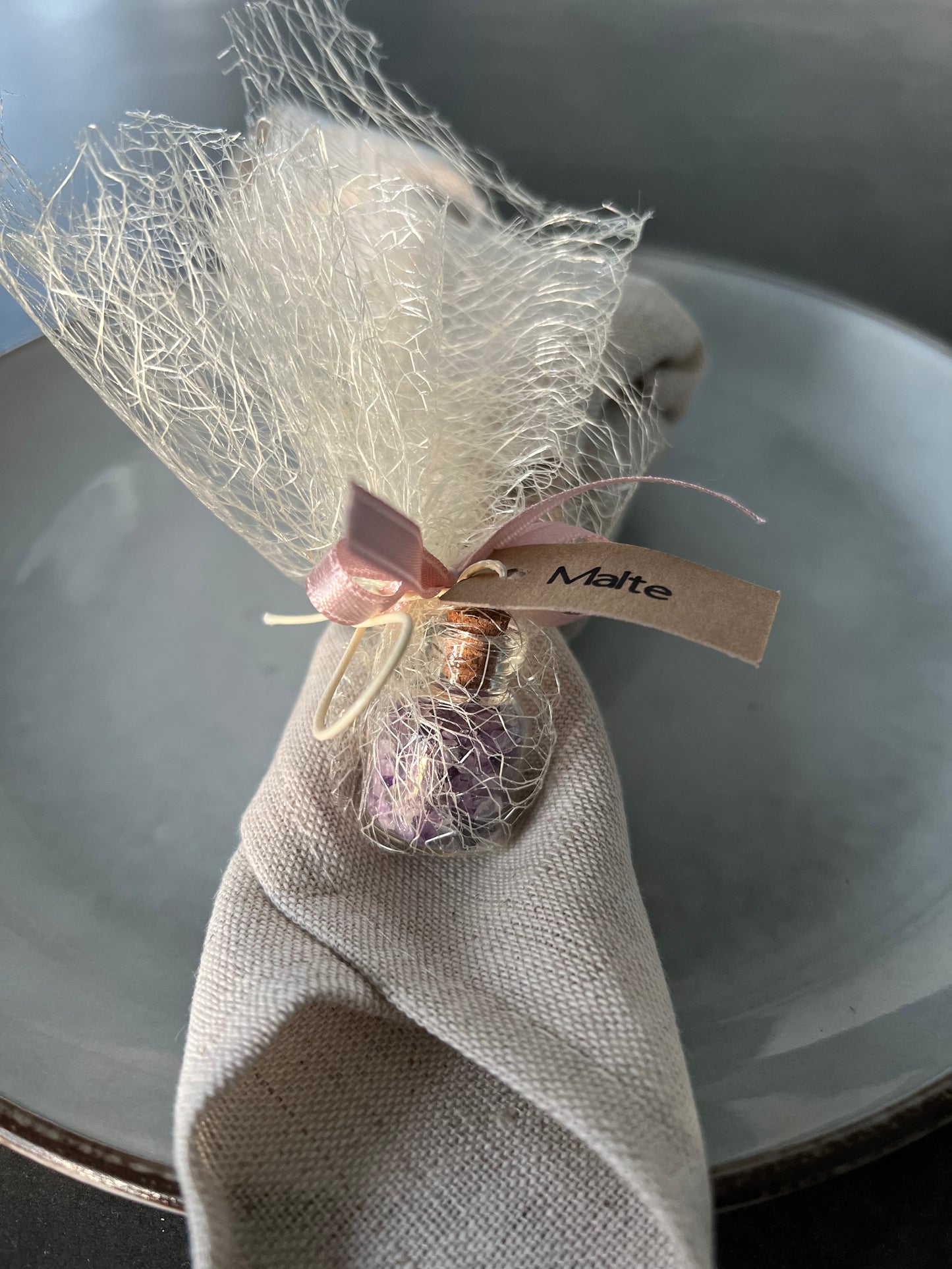 Lille flaske med sten og navneskilt