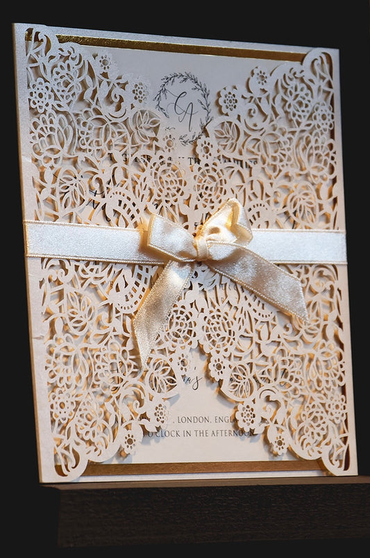 Elfenben laserskåret invitation