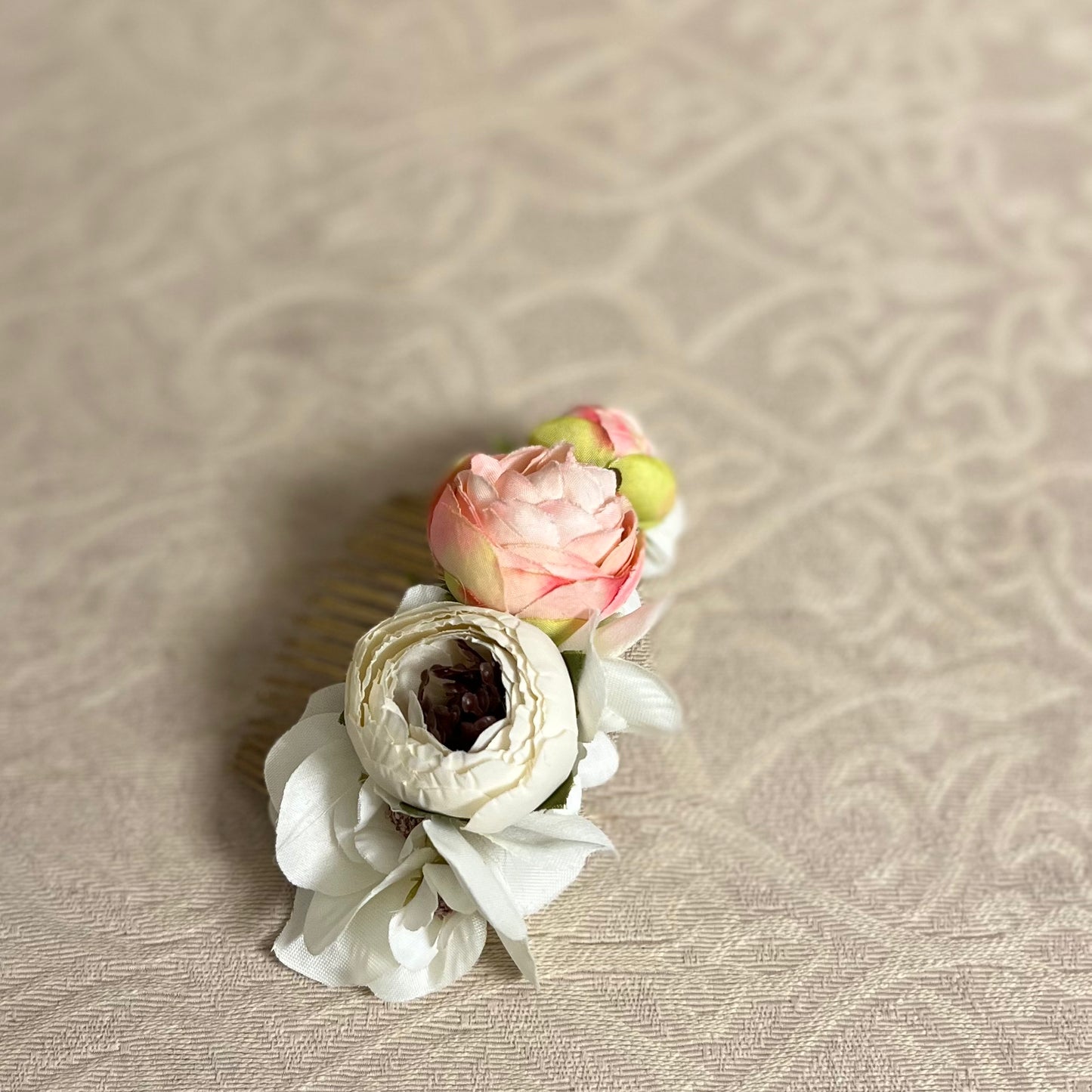 Hvid og lyserød blomsterkam