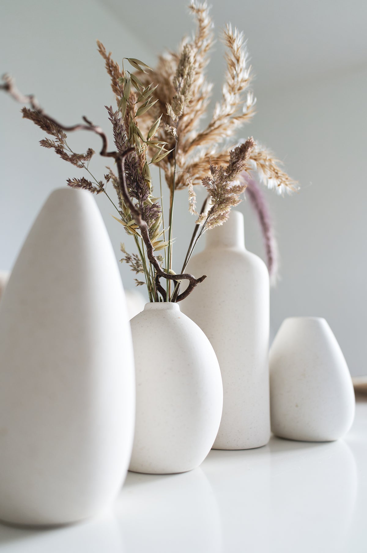 White bud vases set