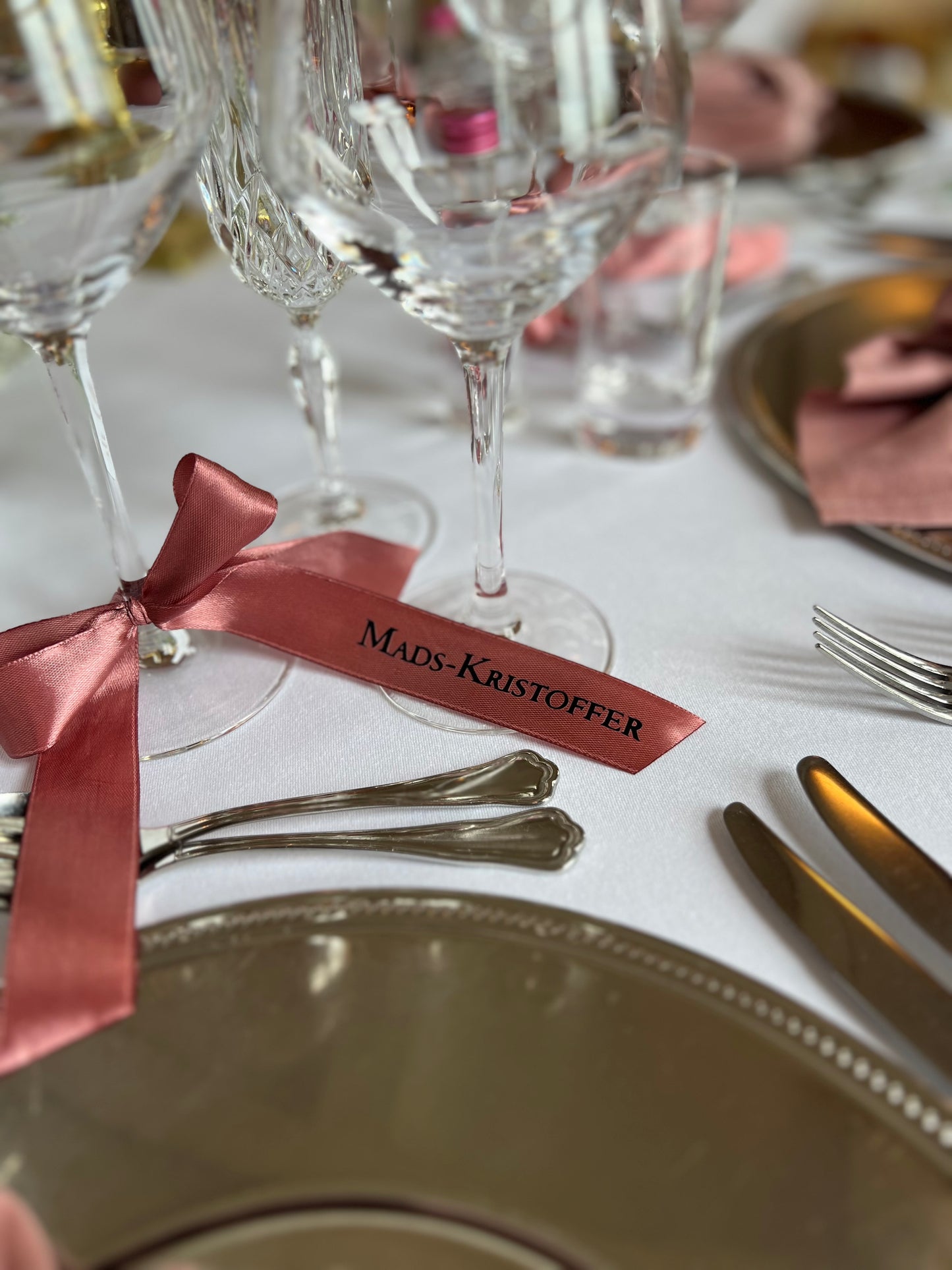 Navneskilte i satinbånd