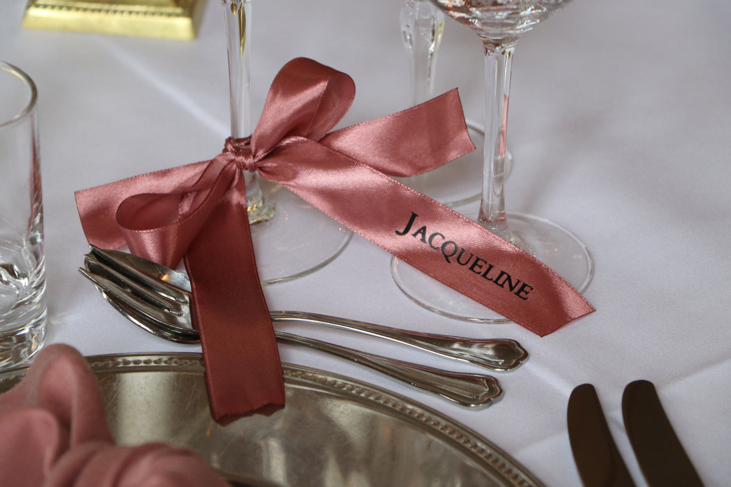 Navneskilte i satinbånd