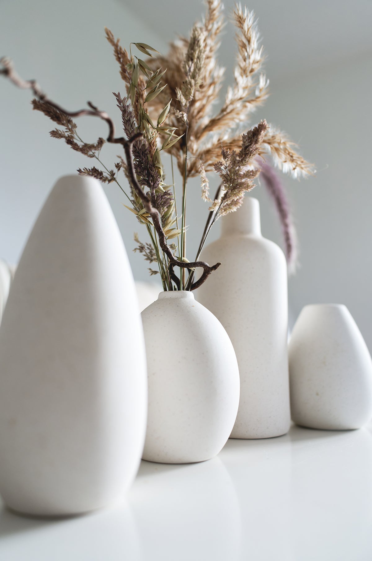 White bud vases set