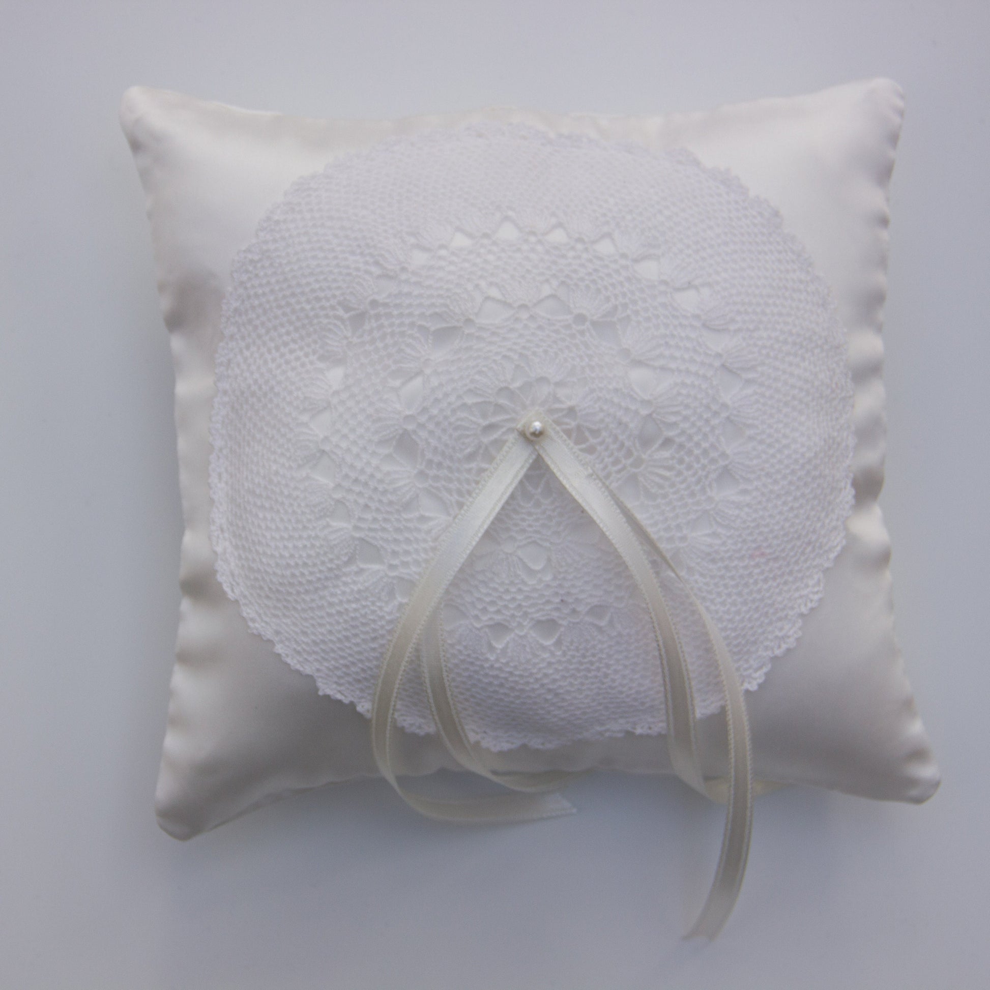 Satin Ring bearer pillow with circle crochet finish – MK Bryllup