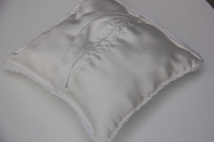 Satin ringbærerpude med hæklet finish